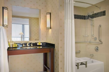 Family Suite– 1 King Bed– Mobility/Hearing Accessible w/ Bathtub