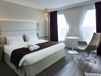 Suite, 1 King Bed with Sofa bed