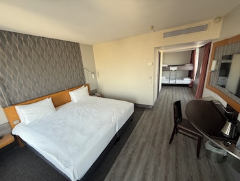 Family Room, Multiple Beds