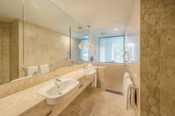 Studio, 1 King Bed, Lagoon View