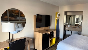 Suite, 1 King Bed, Jetted Tub