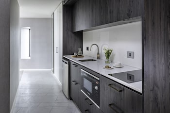 Premier Room, 1 King Bed, Kitchenette (Pinnacle Tower)