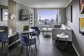 Club Junior Suite Kitchenette - Pinnacle Tower