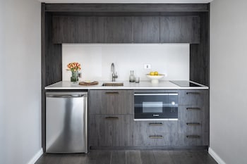 Club Junior Suite Kitchenette - Pinnacle Tower