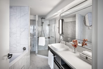 Club Executive Suite - Pinnacle Tower