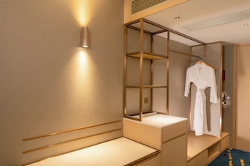 Premium Room, 1 King Bed (Middle Floor)