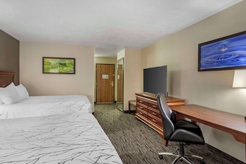 Standard Room, 2 Queen Beds, Microwave, Poolside