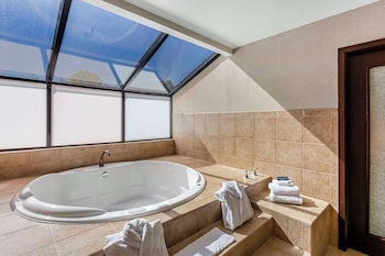 Suite, 1 King Bed, Hot Tub