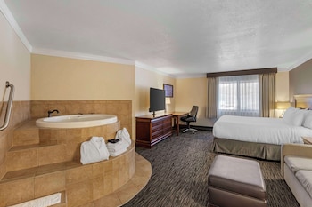 Standard Room, 1 King Bed, Jetted Tub (with Sofabed)