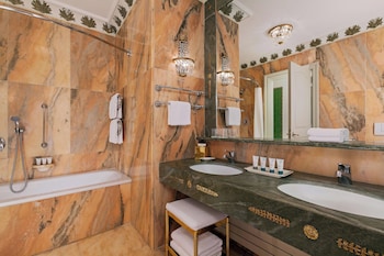 Deluxe Room, 1 Queen Bed