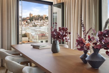 Suite (Master Suite The Level)