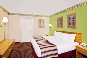 Standard Room, 1 King Bed, Accessible, Smoking