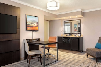 Suite, 1 King Bed, Non Smoking, Corner