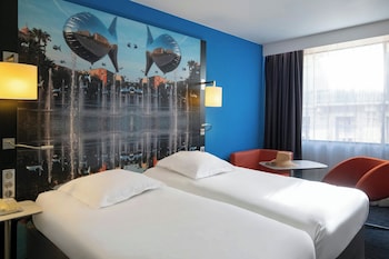 Classic Room, 2 Twin Beds, City View