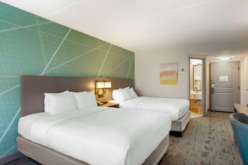 Suite, Multiple Beds, Non Smoking (2 Queens, Sofa Bed)