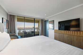 Premium Room, 1 King Bed, Balcony, River View (Swan River View)