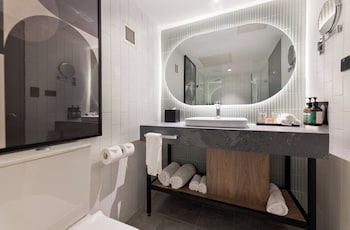 Standard Room, 1 Queen Bed (Walk in Shower)