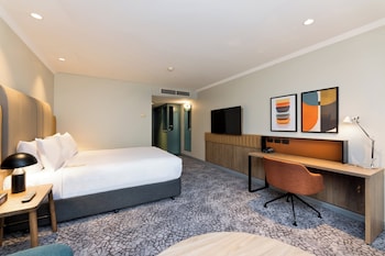 Standard Room, 1 Queen Bed (Walk in Shower)