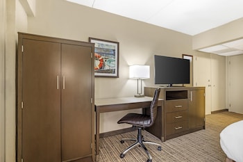 Standard Room, 1 Queen Bed, Non Smoking, Refrigerator & Microwave (Walk-in Shower)