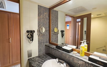 Deluxe City Wall View Room