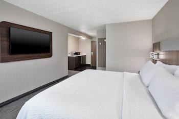 Suite, 1 King Bed, Accessible (Comm, Mobil, Accessible Tub)