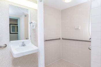 Coastal Mobility Accessible 1 King Bed