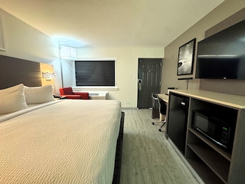 Room, 1 King Bed, Non Smoking (Exterior Entrance)