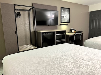 Room, 2 Queen Beds, Non Smoking (Exterior Entrance)