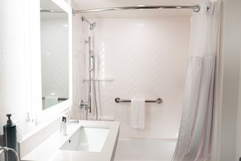 Room, 1 King Bed, Accessible, Bathtub (Mobility & Hearing)