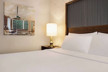 Room, 1 King Bed, Balcony, Pool View