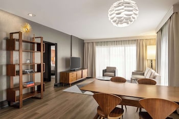 Signature Suite, 1 King Bed, Balcony