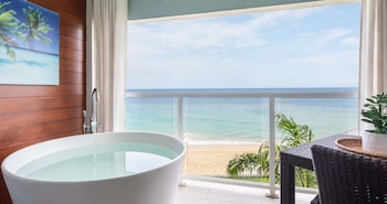 Club Suite, 1 Bedroom, Ocean View (Emerald Club Level Junior Suite)