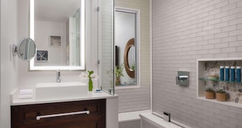 Room, 1 Bedroom, Ocean View (Emerald Oceanfront)