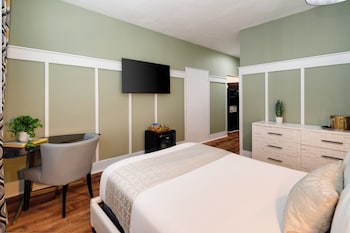 Accessible Queen Bedroom