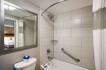 Standard Room, 2 Queen Beds, Accessible, Bathtub