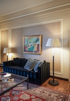 Deluxe Suite (Center)