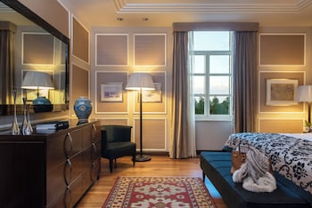 Deluxe Suite (Center)