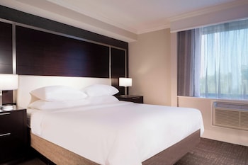 Room, 1 King Bed (Mobility Accessible, Tub)