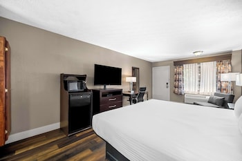 Standard Room, 1 King Bed, Accessible, Bathtub