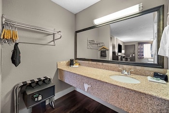 Standard Room, 1 King Bed, Accessible, Bathtub