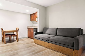 Suite, 1 King Bed, Non Smoking (One-Bedroom)