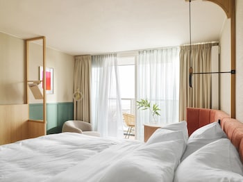 Design Double Room, 1 King Bed, Partial Ocean View
