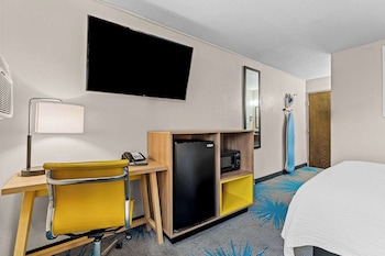 Standard Room, 1 Queen Bed, Non Smoking, Refrigerator