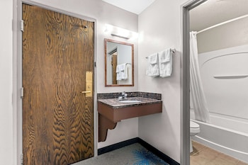 Standard Room, 1 Queen Bed, Non Smoking, Refrigerator