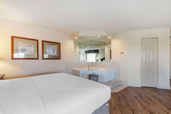 Business Suite, 1 King Bed, Non Smoking, Jetted Tub