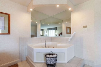 Business Suite, 1 King Bed, Non Smoking, Jetted Tub