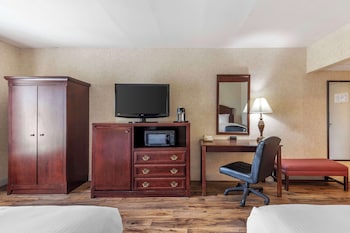 Business Room, 2 Queen Beds, Non Smoking, Refrigerator & Microwave