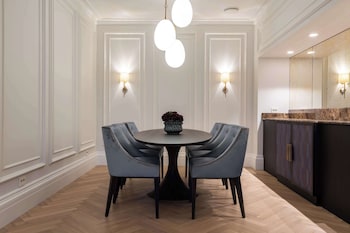 Suite (The Nobel)