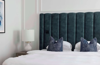 Grand Room, 1 Queen Bed (Petite)