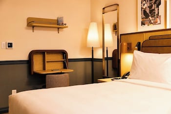 Room, 1 Queen Bed (Swanky Queen)